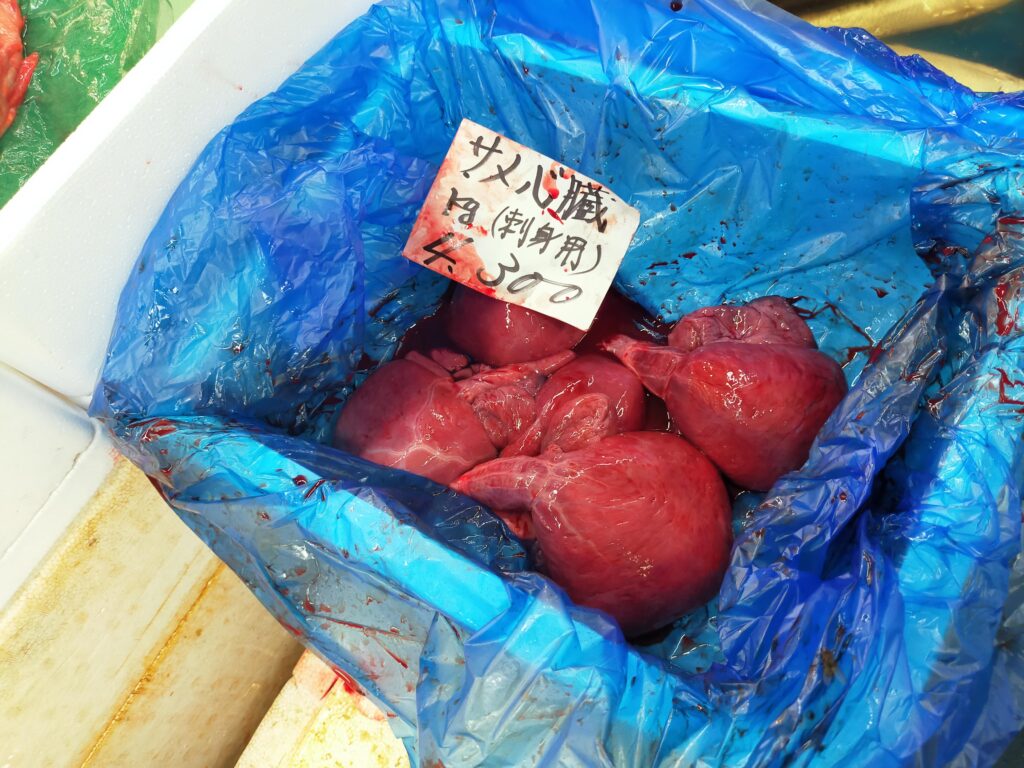 市場で売られているサメ心臓の写真