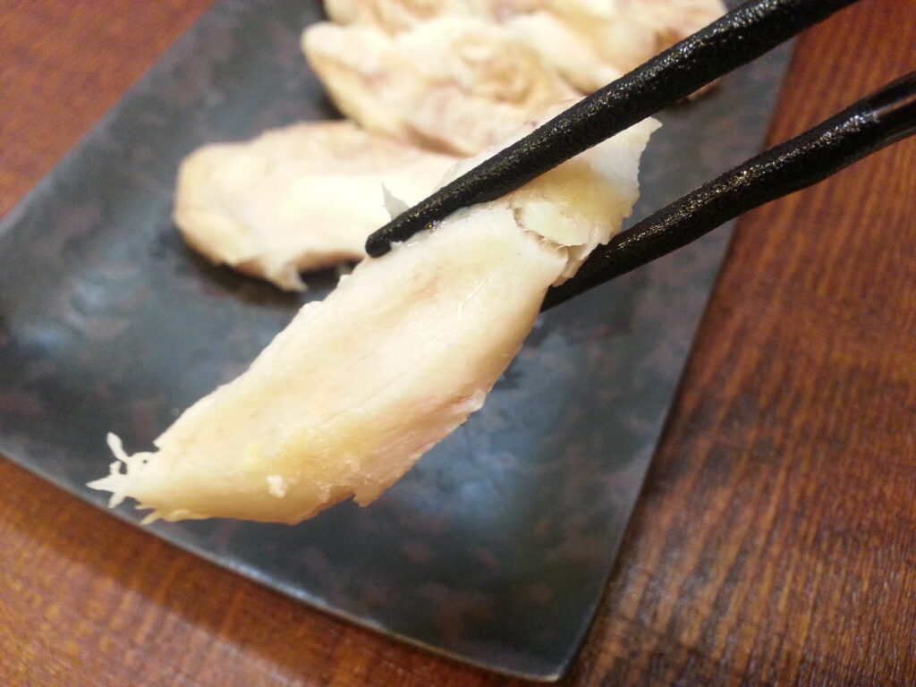 カスベのほっぺの塩焼きを食べる様子